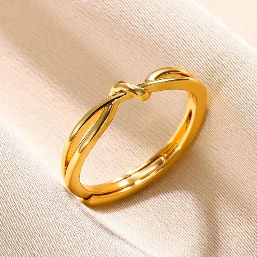 Elegant Knot Design Gold Ring